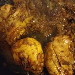 Chicken thighs with onions and courgettes A picture of Chicken thighs with onions and courgettes.