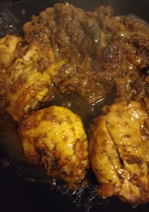 A picture of Chicken thighs with onions and courgettes.