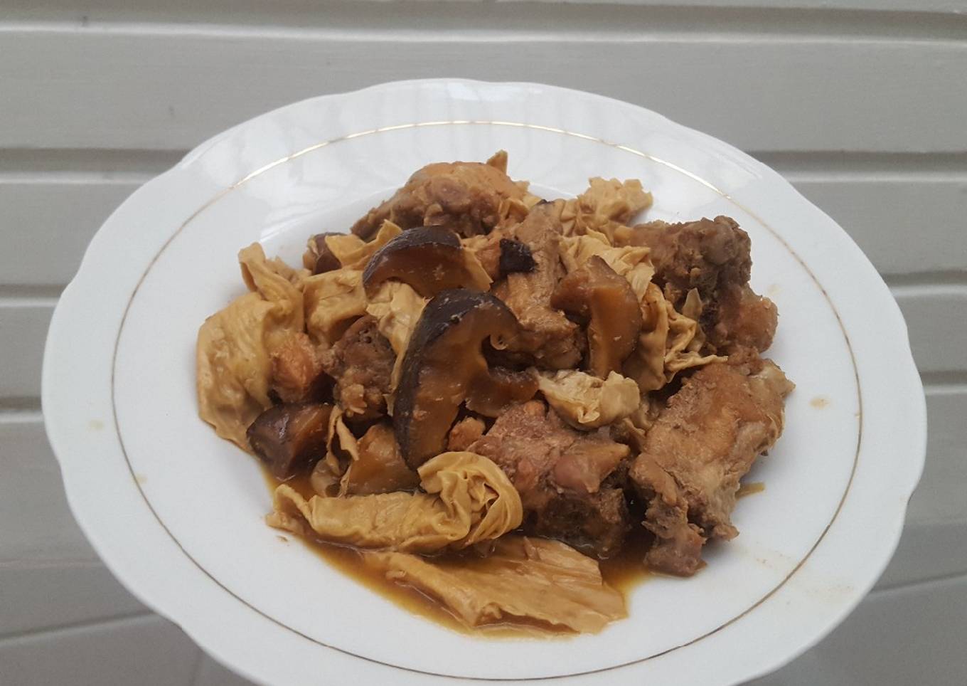 Iga Babi Kecap dengan Jamur Shitake & Kembang Tahu