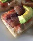 Tapa de sardina encurtida, tomate y aguacate, siguiendo las indicaciones de mi amiga L