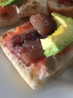 Una foto de Tapa de sardina encurtida, tomate y aguacate, siguiendo las indicaciones de mi amiga L