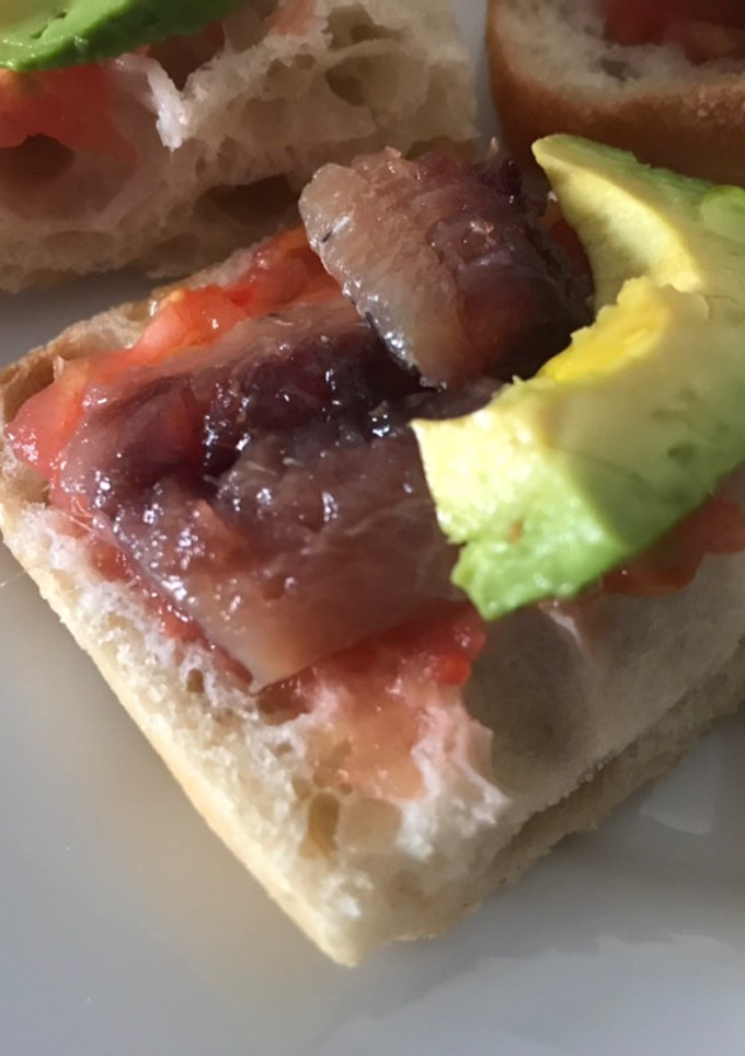 Una foto de Tapa de sardina encurtida, tomate y aguacate, siguiendo las indicaciones de mi amiga L