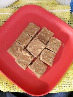 શીંગ તલ ની સુખડી (Shing Til Sukhdi Recipe In Gujarati) રેસીપી મુખ્ય ફોટો