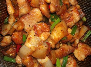 Hình của món Thịt ba chỉ rang cháy cạnh.