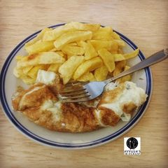 A picture of Chips with fried eggs.