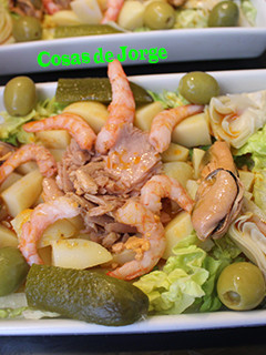 Una foto de Ensalada de patata con mejillones en escabeche y gambas