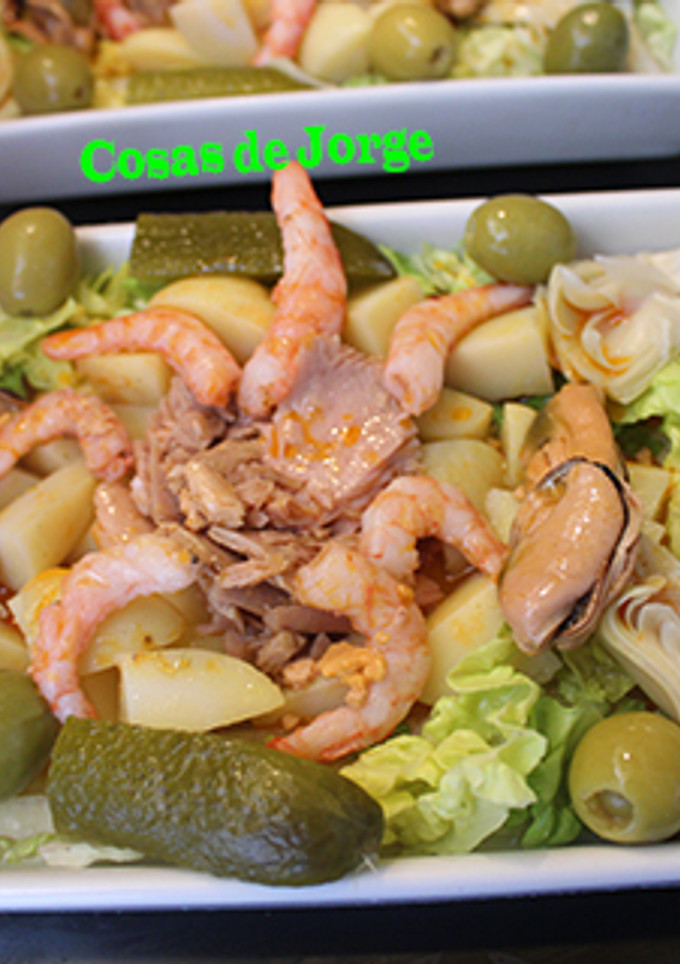Una foto de Ensalada de patata con mejillones en escabeche y gambas