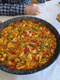 Una foto de Fideuá de pollo y verduras