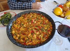 Una foto de Fideuá de pollo y verduras