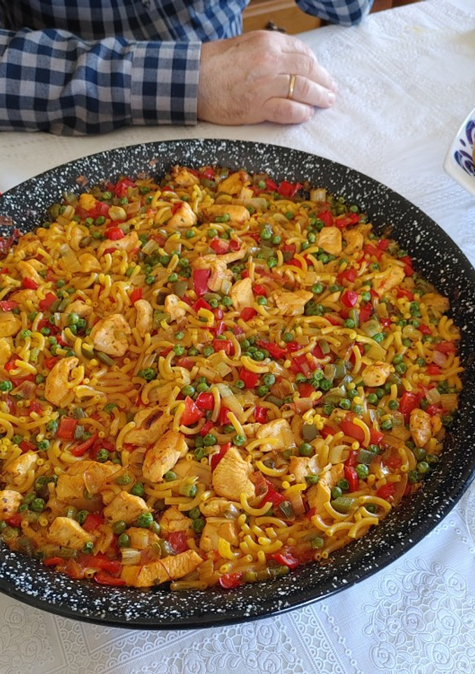 Una foto de Fideuá de pollo y verduras