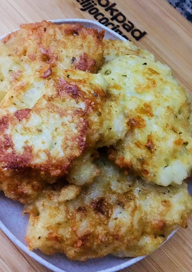 Una foto de TORTITAS CROCANTES DE ARROZ 🌾 🍚 🍛 (SALADAS)