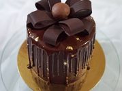 Una foto de torta con ganache