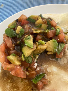 Una foto de Tartar tomate y Aguacate (Rev.)