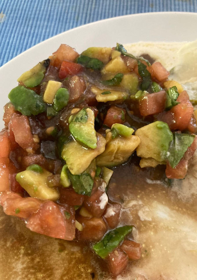 Una foto de Tartar tomate y Aguacate (Rev.)
