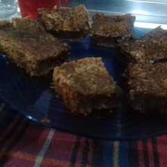 A picture of Brownie exprés con salsa de chocolate.