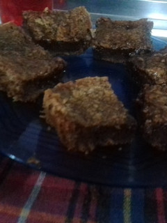 Una foto de Brownie exprés con salsa de chocolate