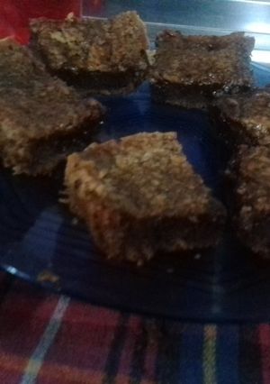 Una foto de Brownie exprés con salsa de chocolate
