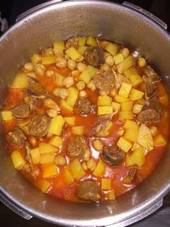 Una foto de Garbanzos con jamón y chorizo