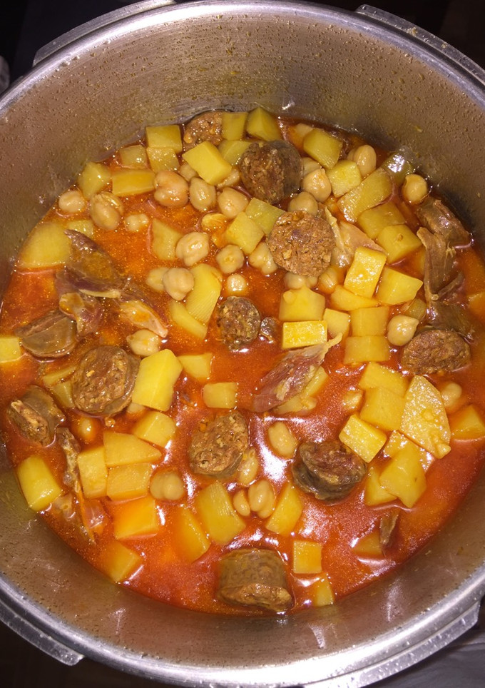 Una foto de Garbanzos con jamón y chorizo