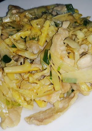 Hình của món Măng xào thịt.