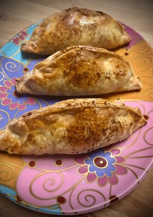 Una foto de Gyozas de piña con piñones y queso