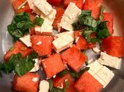 Una foto de ensalada con menta