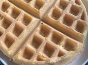 Una foto de waffles de harina almendra