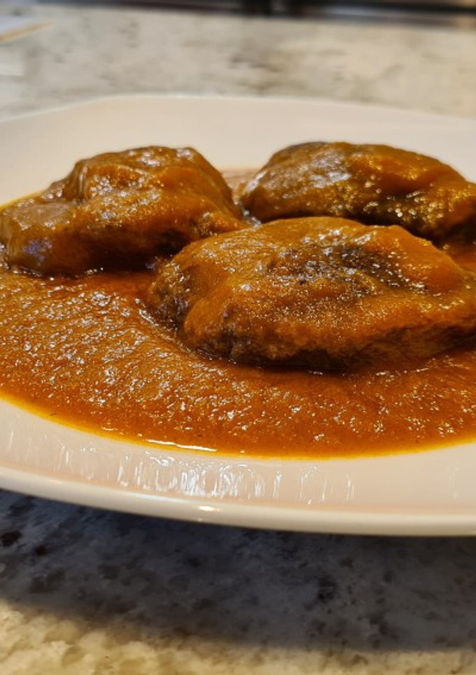 Una foto de Carrilleras ibéricas en salsa de boniato y pimientos