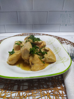 Una foto de Pollo al ajillo