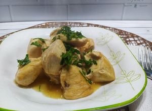 Una foto de Pollo al ajillo