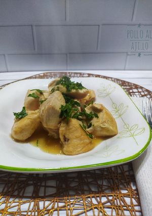 Una foto de Pollo al ajillo