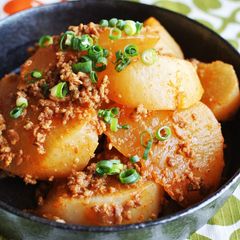 A picture of Korean Simmered Daikon Radish Soboro.