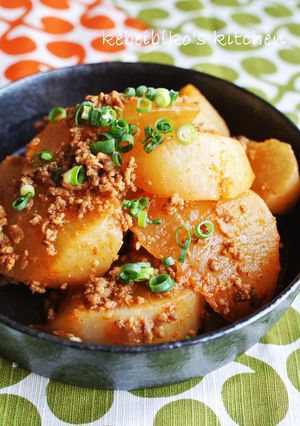 A picture of Korean Simmered Daikon Radish Soboro.