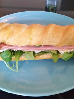 Una foto de Bocadillo sorpresa de jamón y brie