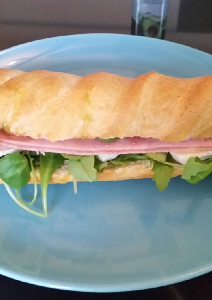 Una foto de Bocadillo sorpresa de jamón y brie