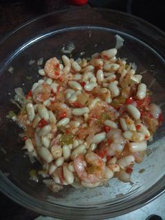 Una foto de Salpicón de alubias blancas y langostinos con verdura asada