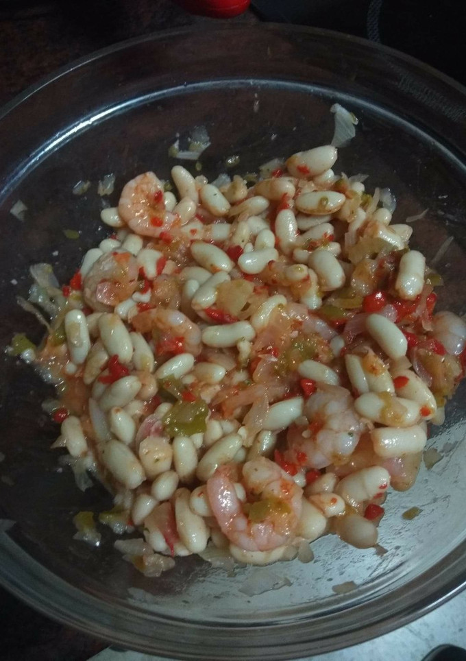 Una foto de Salpicón de alubias blancas y langostinos con verdura asada