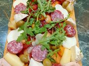 Una foto di antipasto bresaola