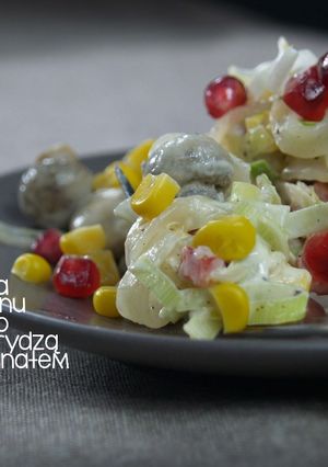 Zdjęcie przepisu Sałatka z makaronu ryżowego z kukurydzą, porem, pieczarkami i granatem.