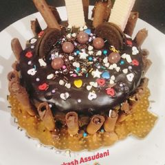 A picture of Chocolate cake 🎂🎂in pressure cooker (with fresh cream, maida, cocoa powder).