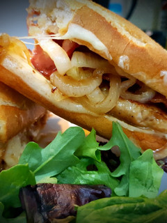 Una foto de 🥖🥖Hamburguesa de Pollo en Baguette🥖🥖
