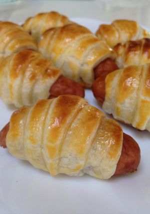 A picture of Sausage Croissants with Frozen Puff Pastry.