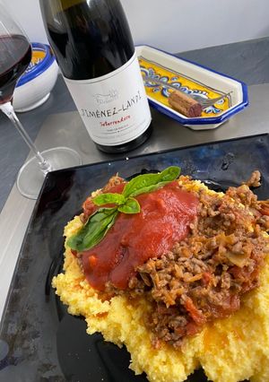 Una foto de Polenta con ragú de ternera