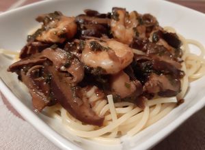 Vajas-szójaszószos tészta garnéla rákkal és shiitake gombával recept fotója
