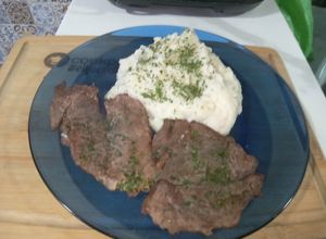 Una foto de Bifes de Nalga c/Puré de Papas