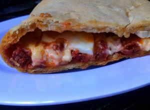 Una foto de Calzone di chorizo ​​rosso e formaggio 🇮🇹 -Calzone de chorizo colorado con queso muzarella