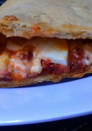 Una foto de Calzone di chorizo ​​rosso e formaggio 🇮🇹 -Calzone de chorizo colorado con queso muzarella