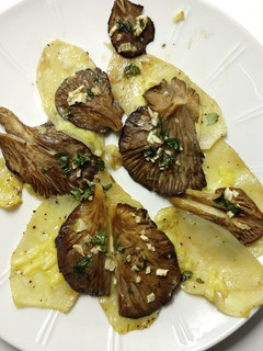 Una foto de Setas cardo con patatas al horno