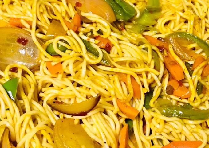 Chinese veg Hakka noodles with schezwan chutney