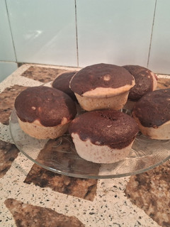 Una foto de Muffins mixtos con frutillas veganos